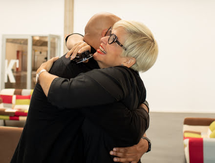 Alumnos del CIB celebrando con un abrazo Alumnos del CIB celebrando con un abrazo