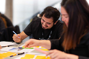 Students of the course in Restaurant’s Operative Management working in a creativity and innovation workshop on the board