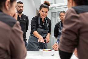 Professors and students of the Gran Chef Diploma of the Culinary Institute of Barcelona cooking school in a challenge.