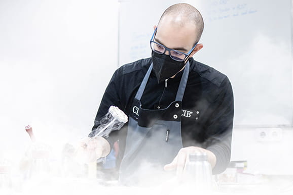 Professor cooking with Nitrogen in the courses in Molecular cooking of the Culinary Institute of Barcelona.