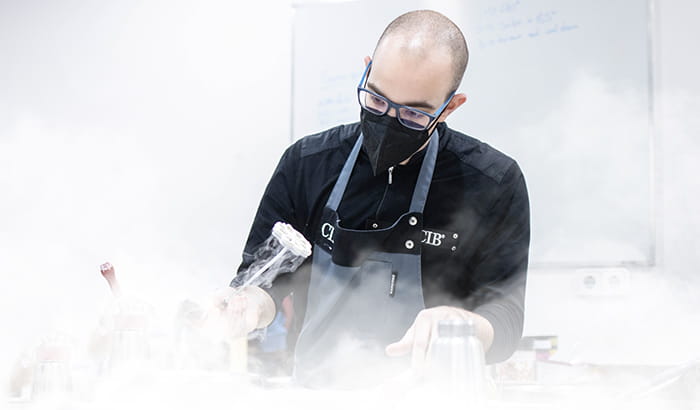 Profesor del curso especialista en cocina molecular de la escuela de cocina Culinary Institute of Barcelona trabajando con nitrogeno