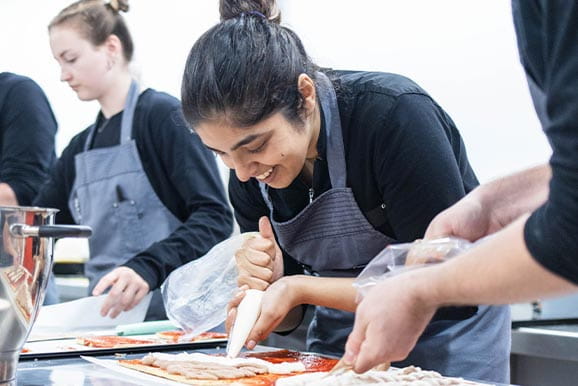 Curso pastelería repostería profesional CIB Estudiante del curso de pastelería y repostería profesional del CIB haciendo bombones
