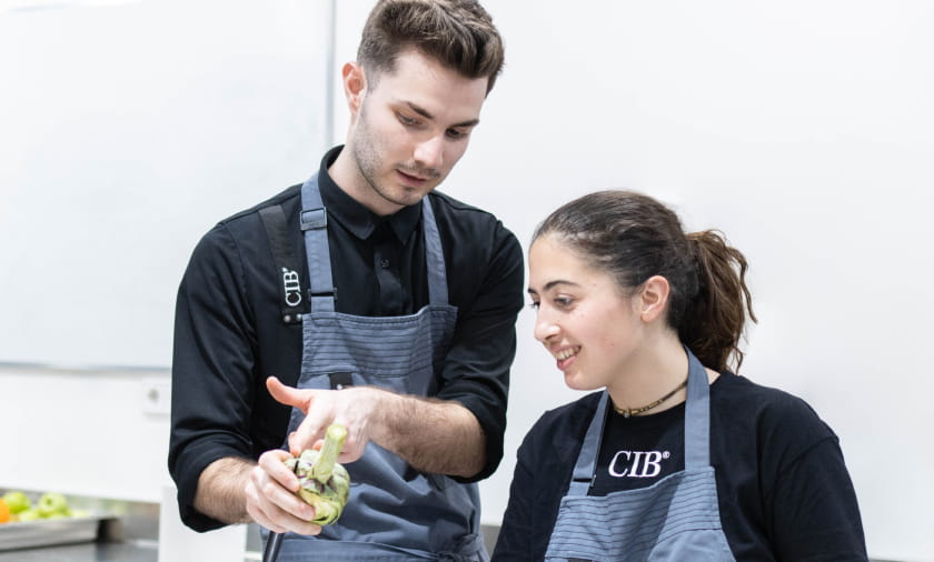 Estudiante Chef Alta Cocina Estudiante para ser chef cocinando un plato de alta cocina