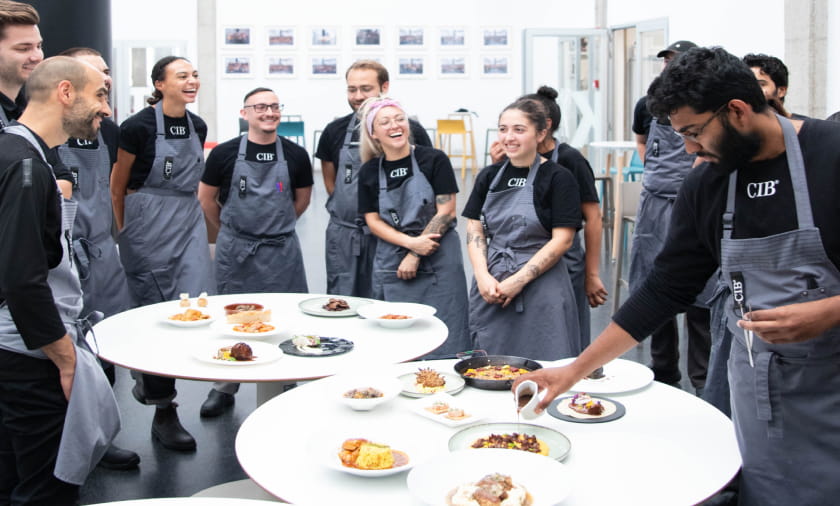 Curso chef ejecutivo CIB Dos alumnos chef ejecutivo debatiendo
