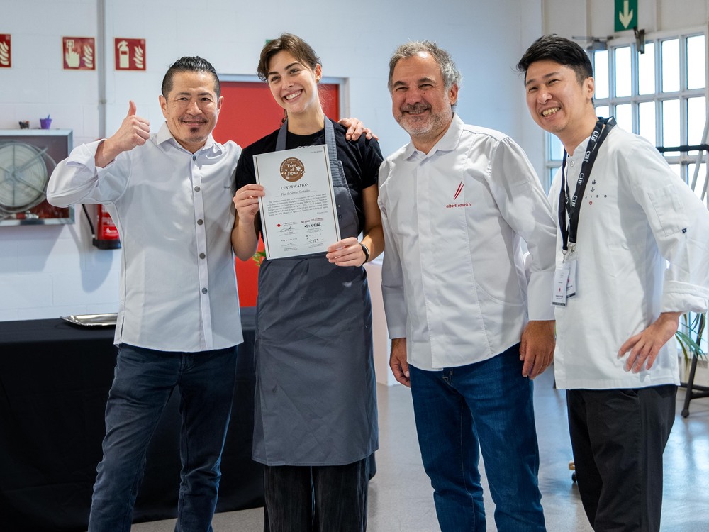 CIBer recibiendo certificación Bronze Medal del curso de cocina japonesa en Barcelona.