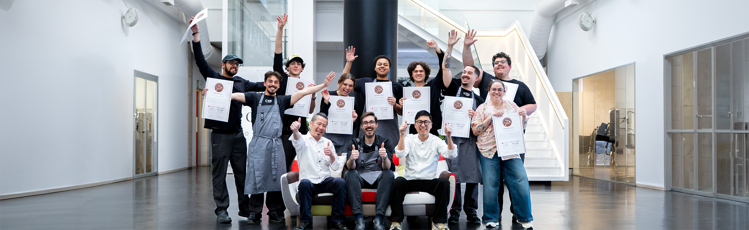 Grupo de CIBers con sus certificaciones Bronze Medal tras completar el curso de cocina japonesa del CIB