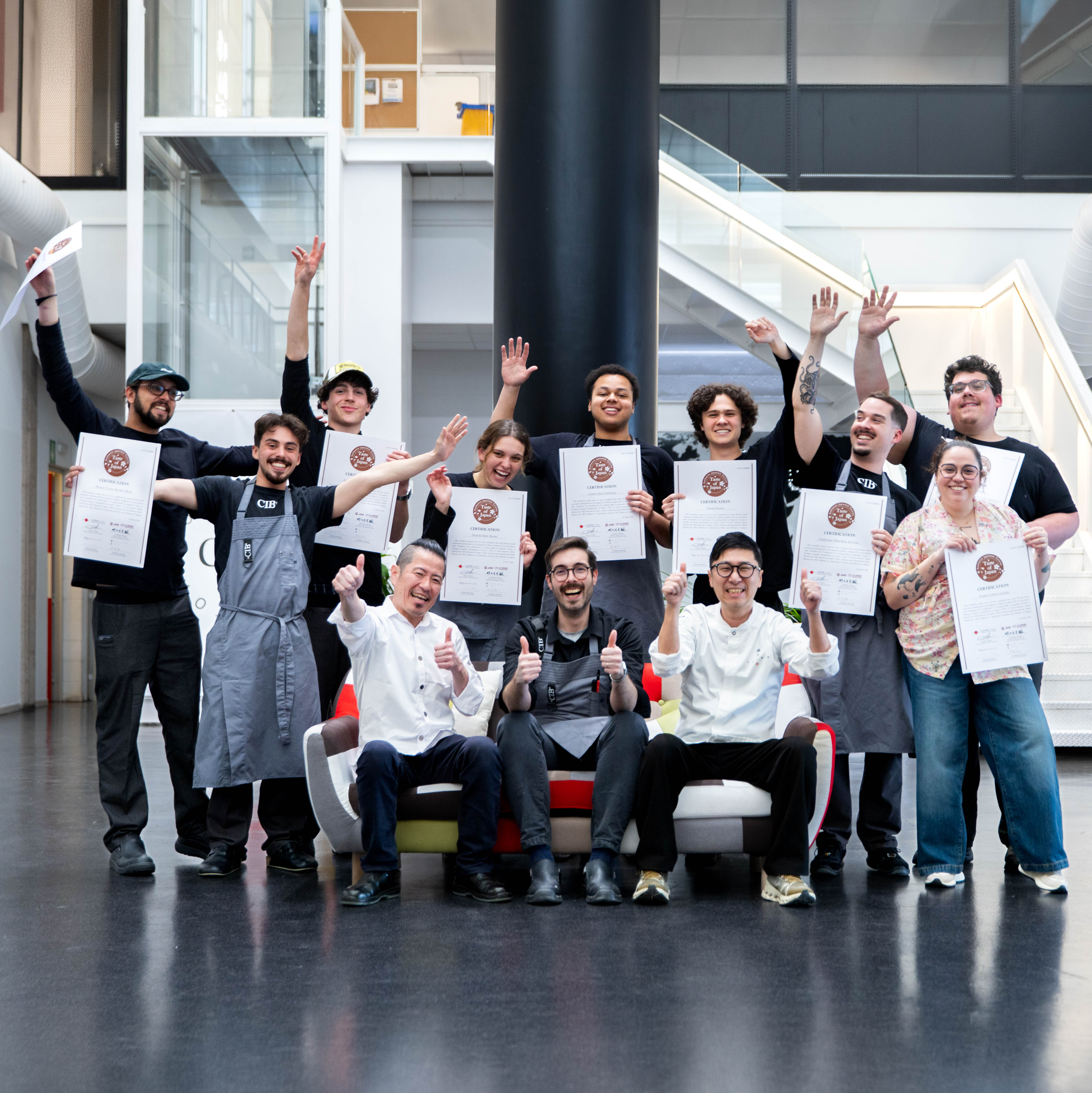 Grupo de CIBers con sus certificaciones Bronze Medal tras completar el curso de cocina japonesa del CIB